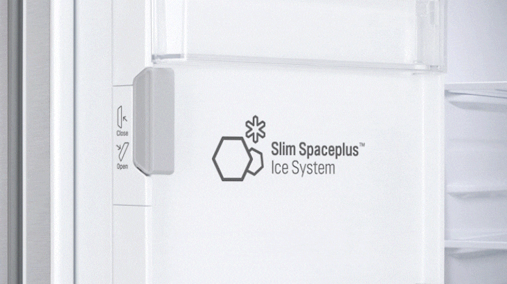 Gros plan sur le système de glaçons Slim Spaceplus à l'intérieur de la porte d'un réfrigérateur blanc.